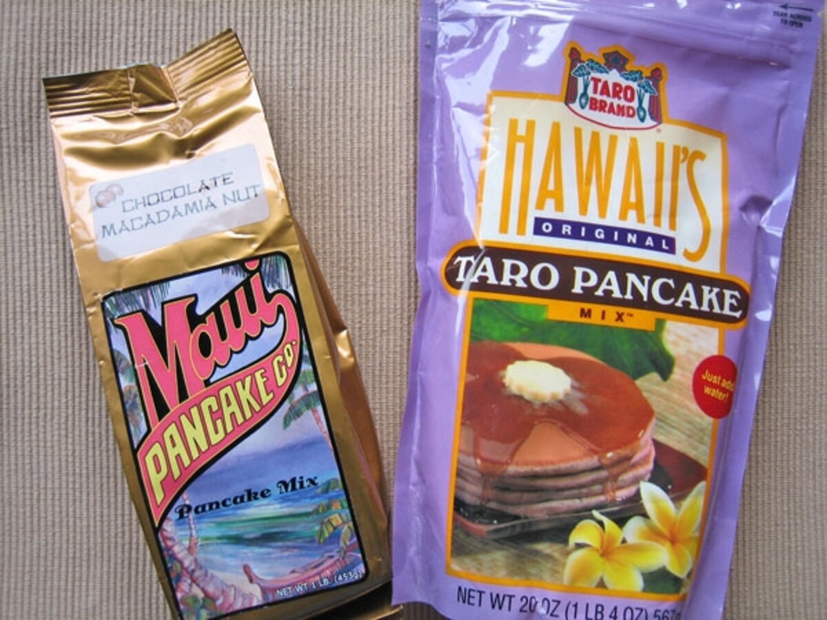 左：マウイ・コーヒー・カンパニーのチョコレート・マカダミアナッツ。ワッフルも作れる／右：タロ・パンケーキミックス。焼き上がりはタロ芋の薄紫色に。チャック式で便利なのも高ポイント