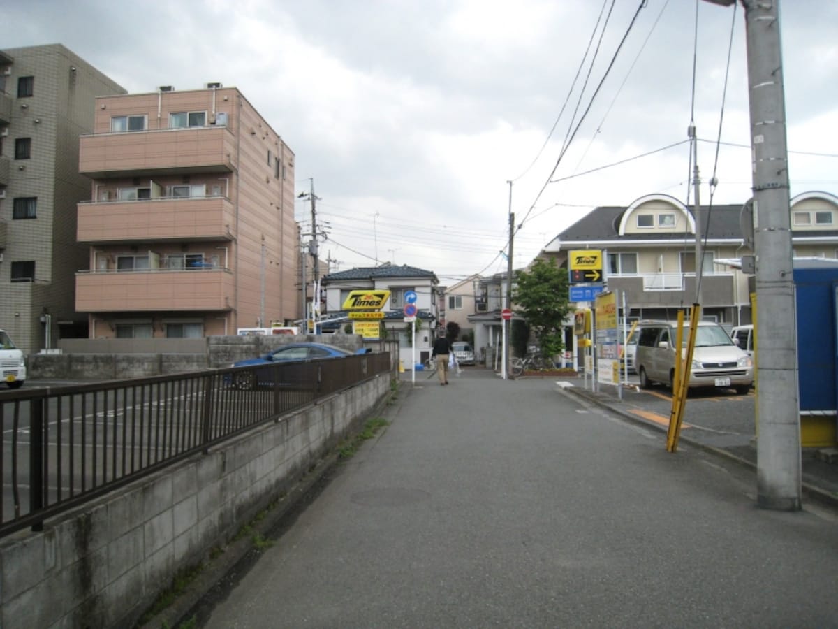駐車場とアパート
