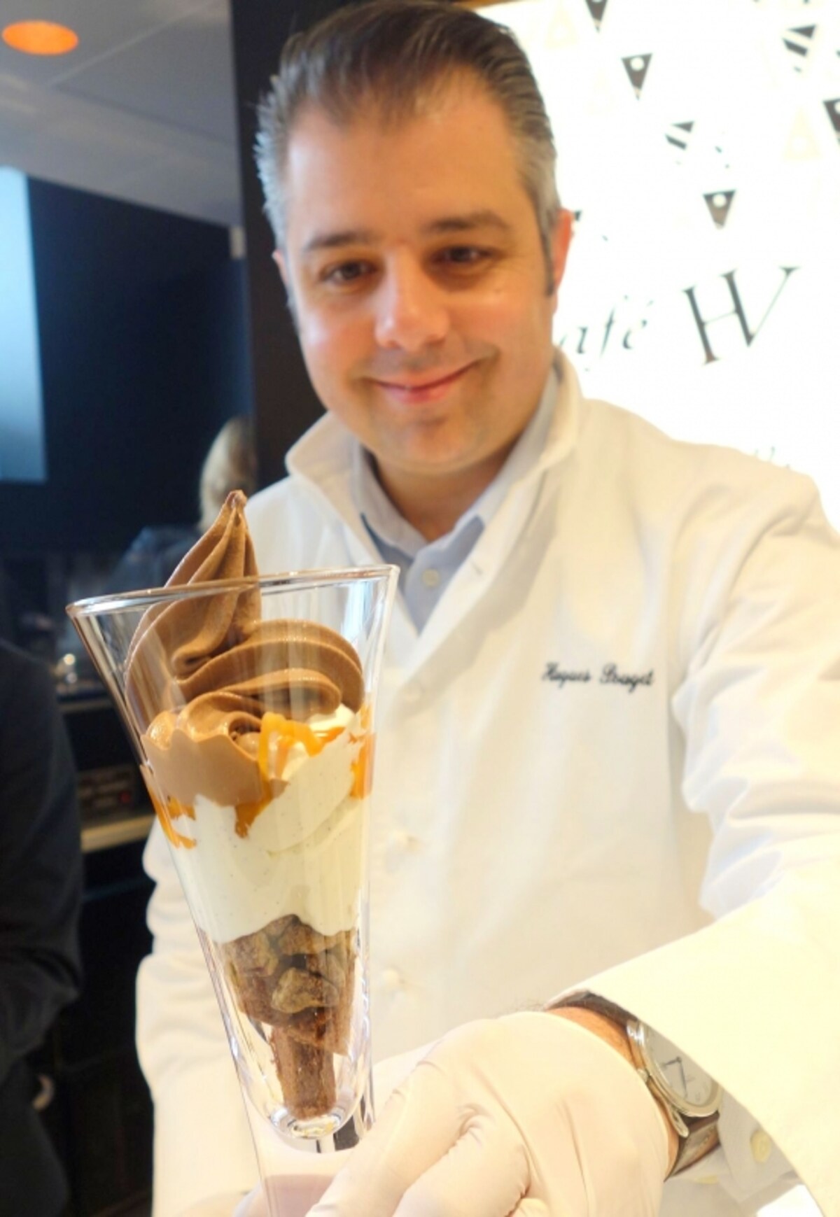 目の前で手際よくチョコレートパフェを作るユーグ・プジェシェフ