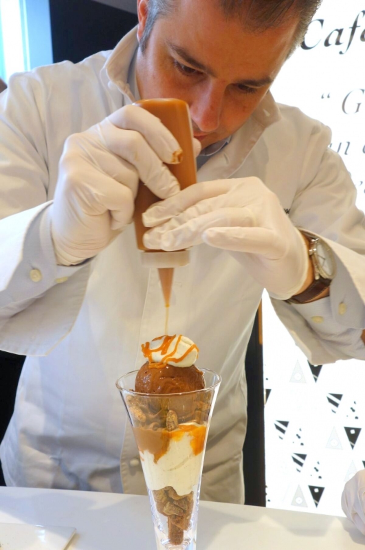 目の前で手際よくパフェを作るユーグ・プジェシェフ