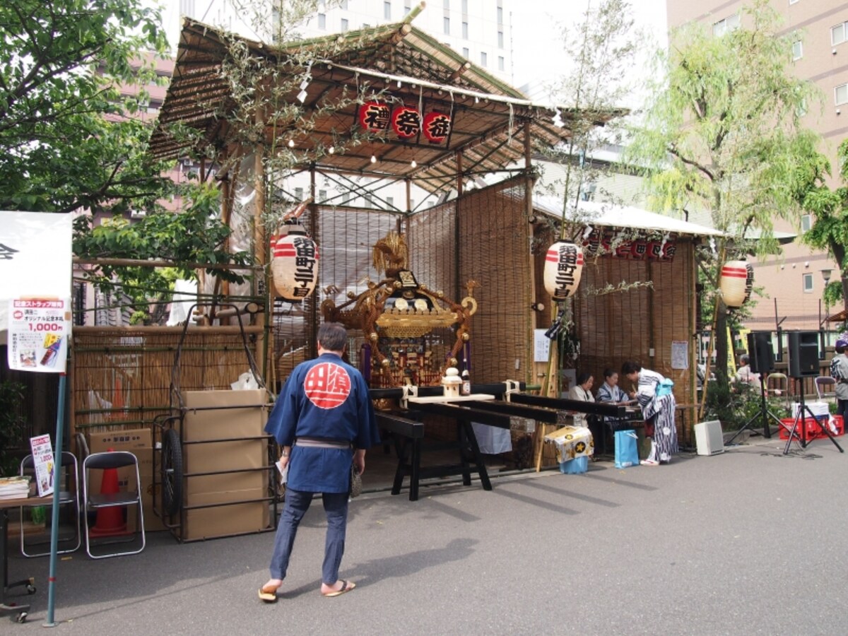 笛や太鼓が鳴り、お祭りムードを盛り上げていた。