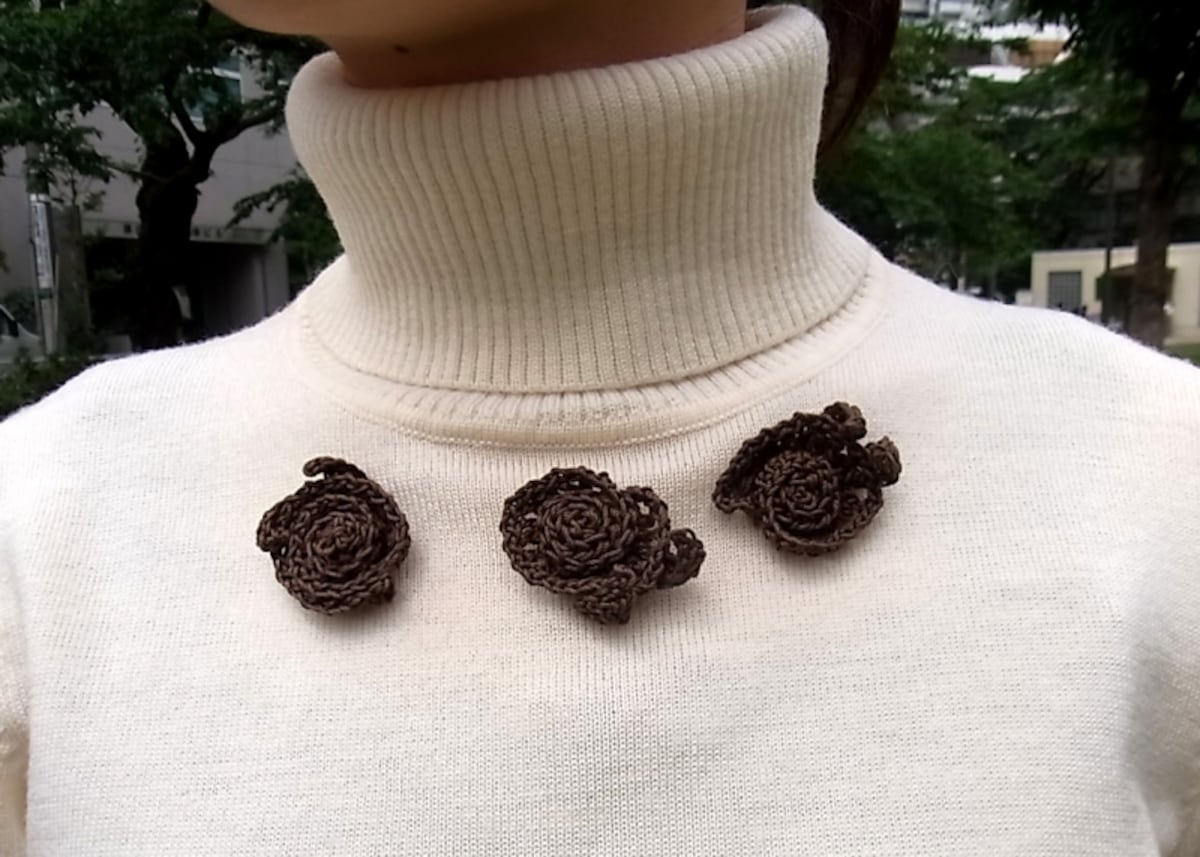 一本の編地を巻いて作るバラのモチーフ