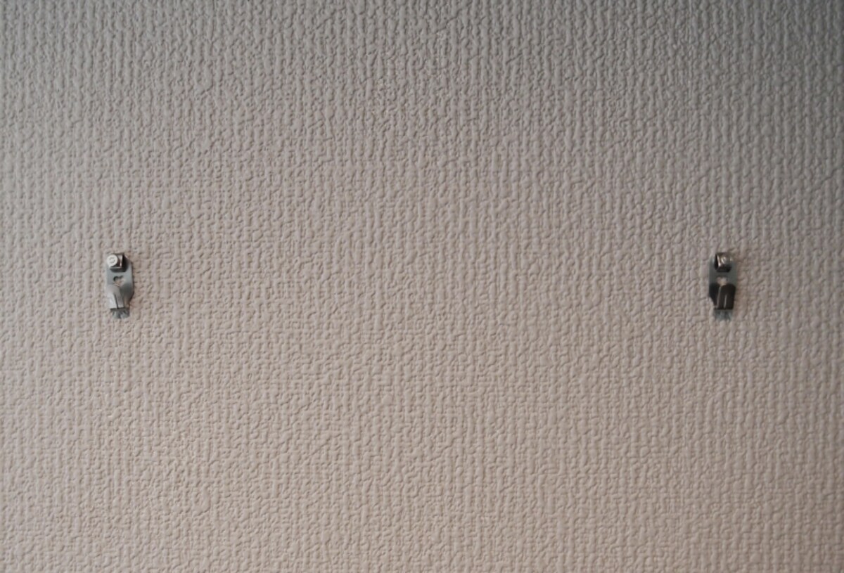 額を壁に掛ける。
