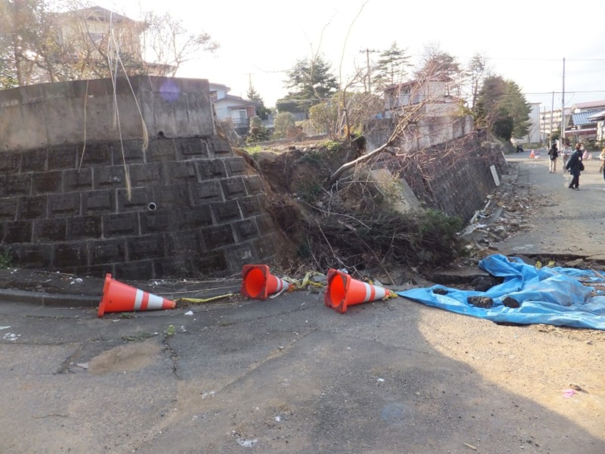 東日本大震災では宅地造成地で地滑りが発生した。
