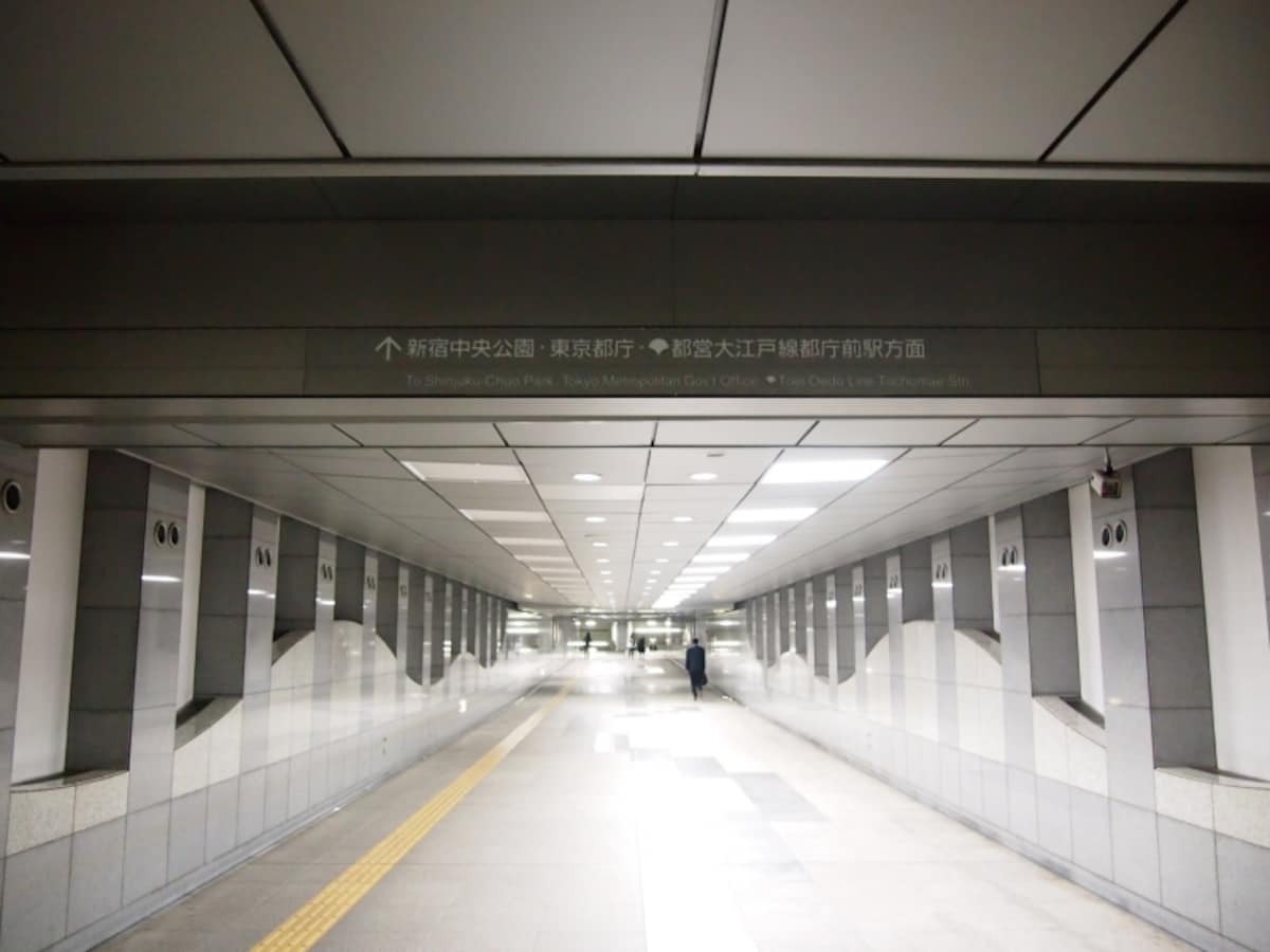 この先の出口から地上にあがると新宿中央公園がある