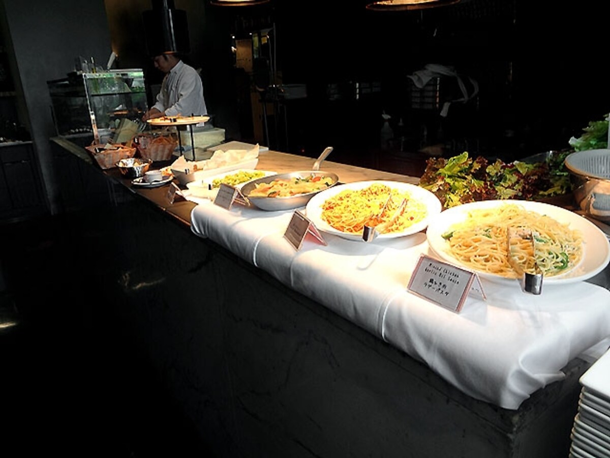 毛利 サルヴァトーレ クオモ 料理のブッフェ台