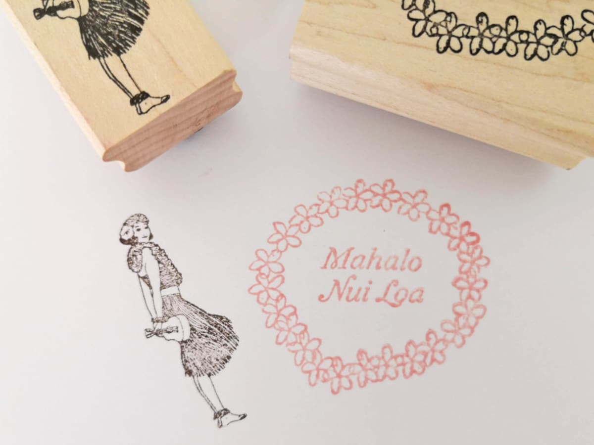 手紙にポンと押したいラバースタンプ。「MAHALO NUI LOA」は、ハワイ語でどうもありがとうの意味