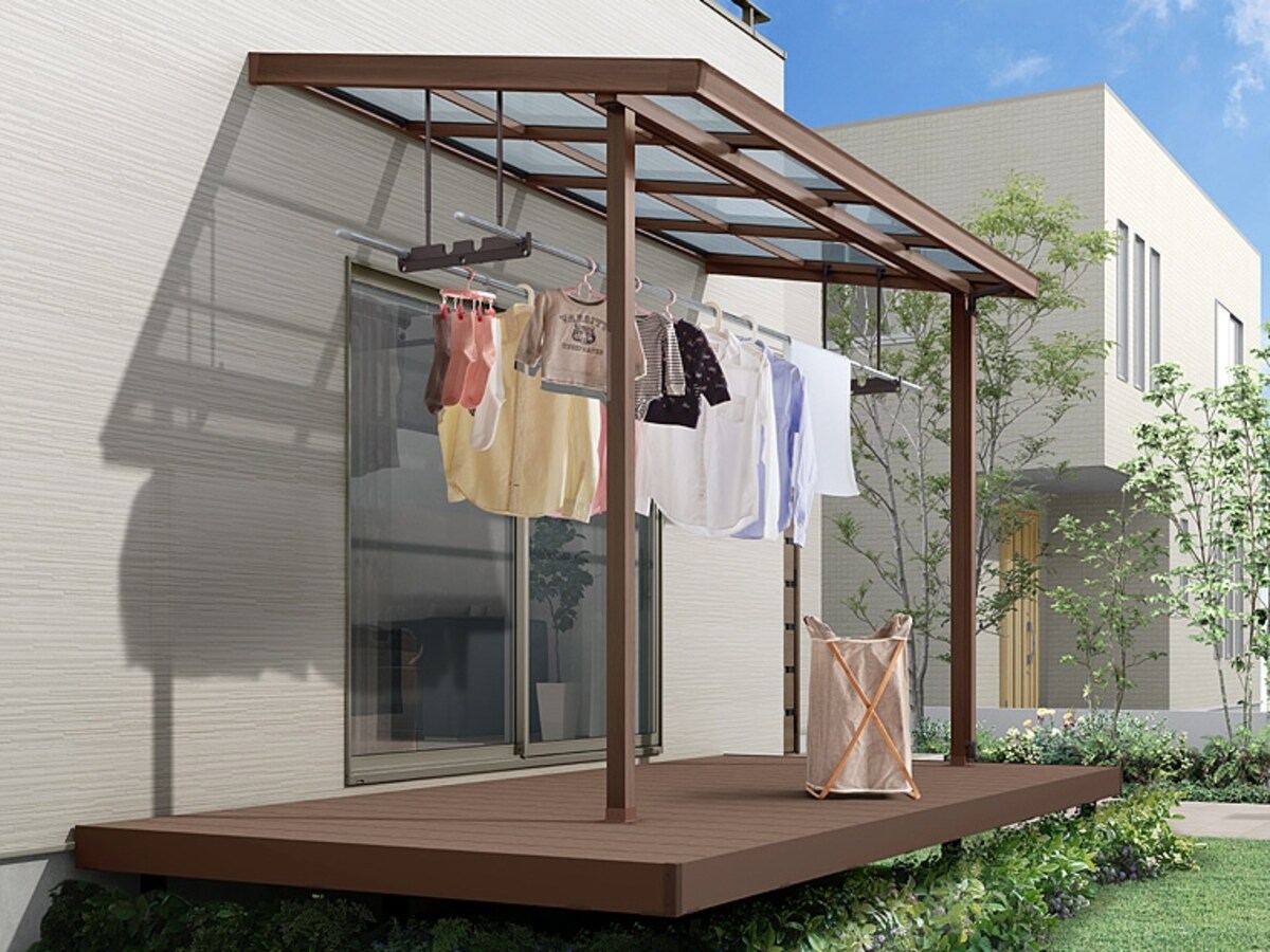 テラス屋根を設けておけば、小雨程度であれば安心。すっきりと下デザインはどんな外観でも合わせやすい。 [シュエット]　 LIXIL　 http://www.lixil.co.jp/