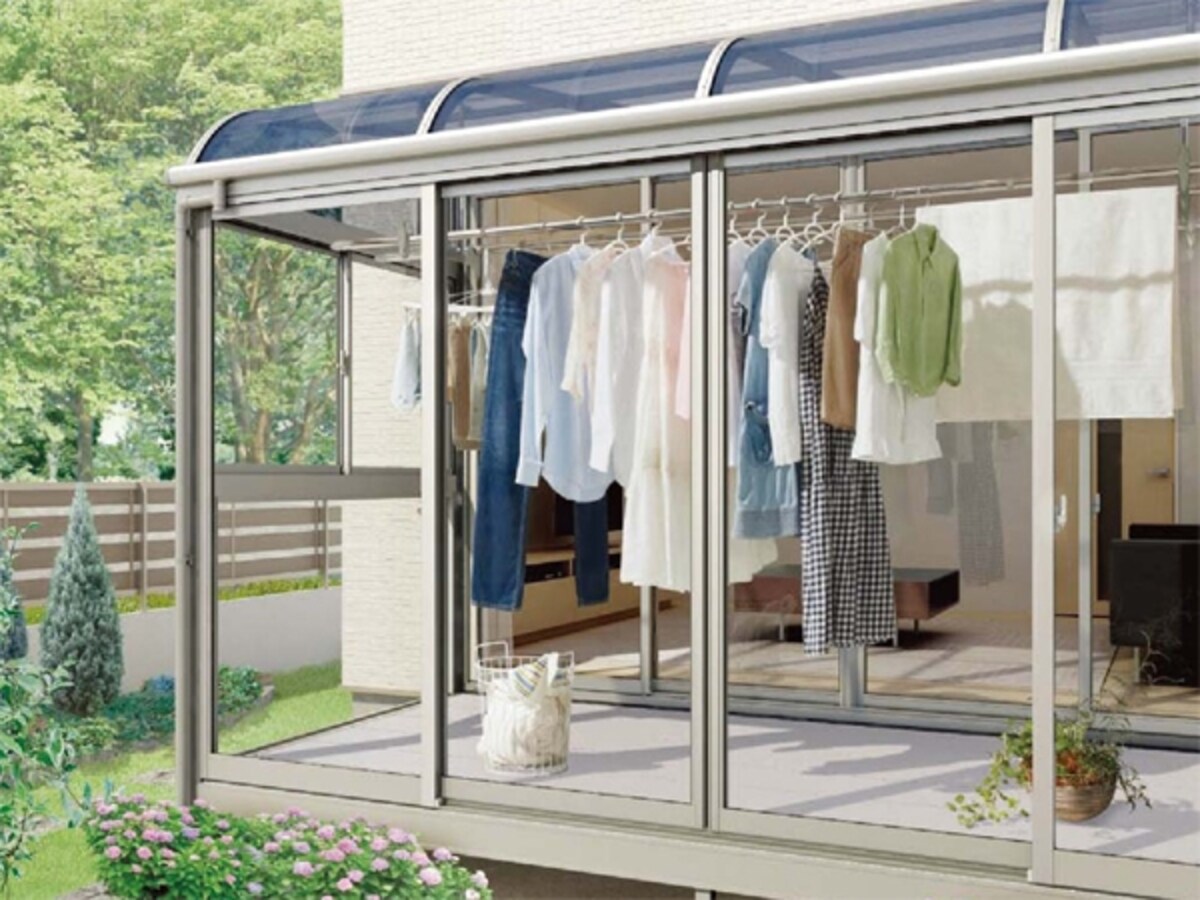 　屋根を設けた囲いスペースであれば、雨が降っても安心。[ほせるんですII]　LIXIL　http://www.lixil.co.jp/