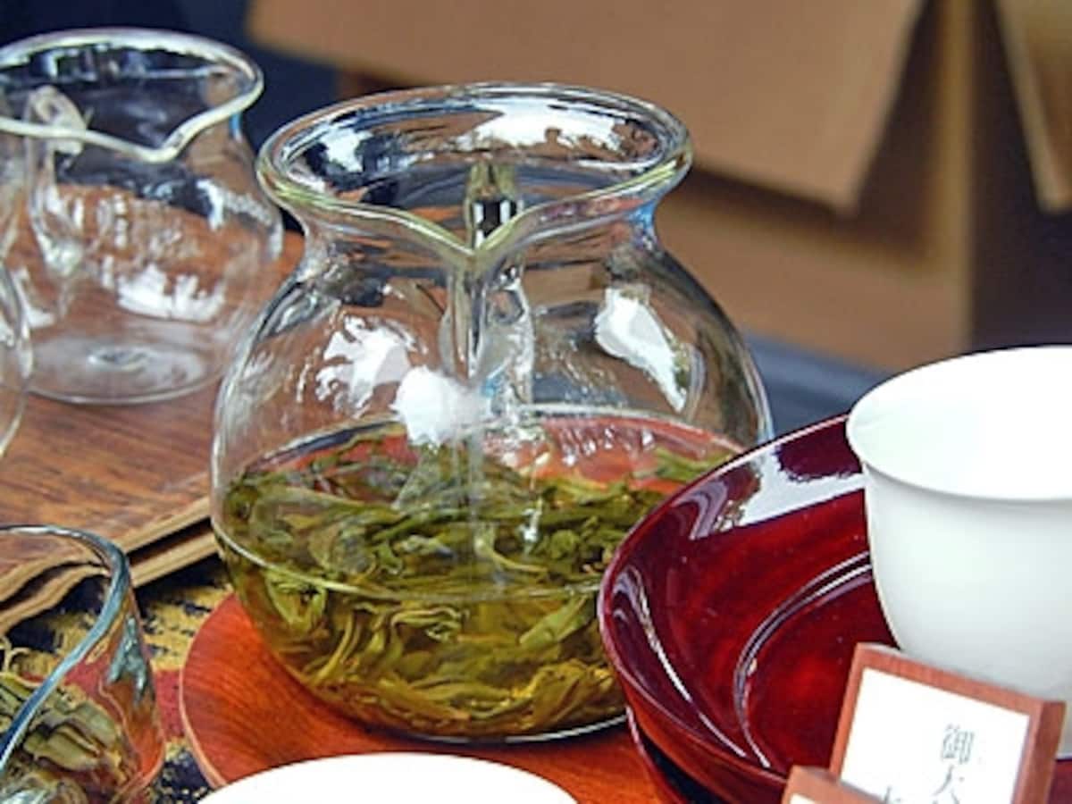 中国茶のように茶海を使って淹れる国友農園のりぐり山茶