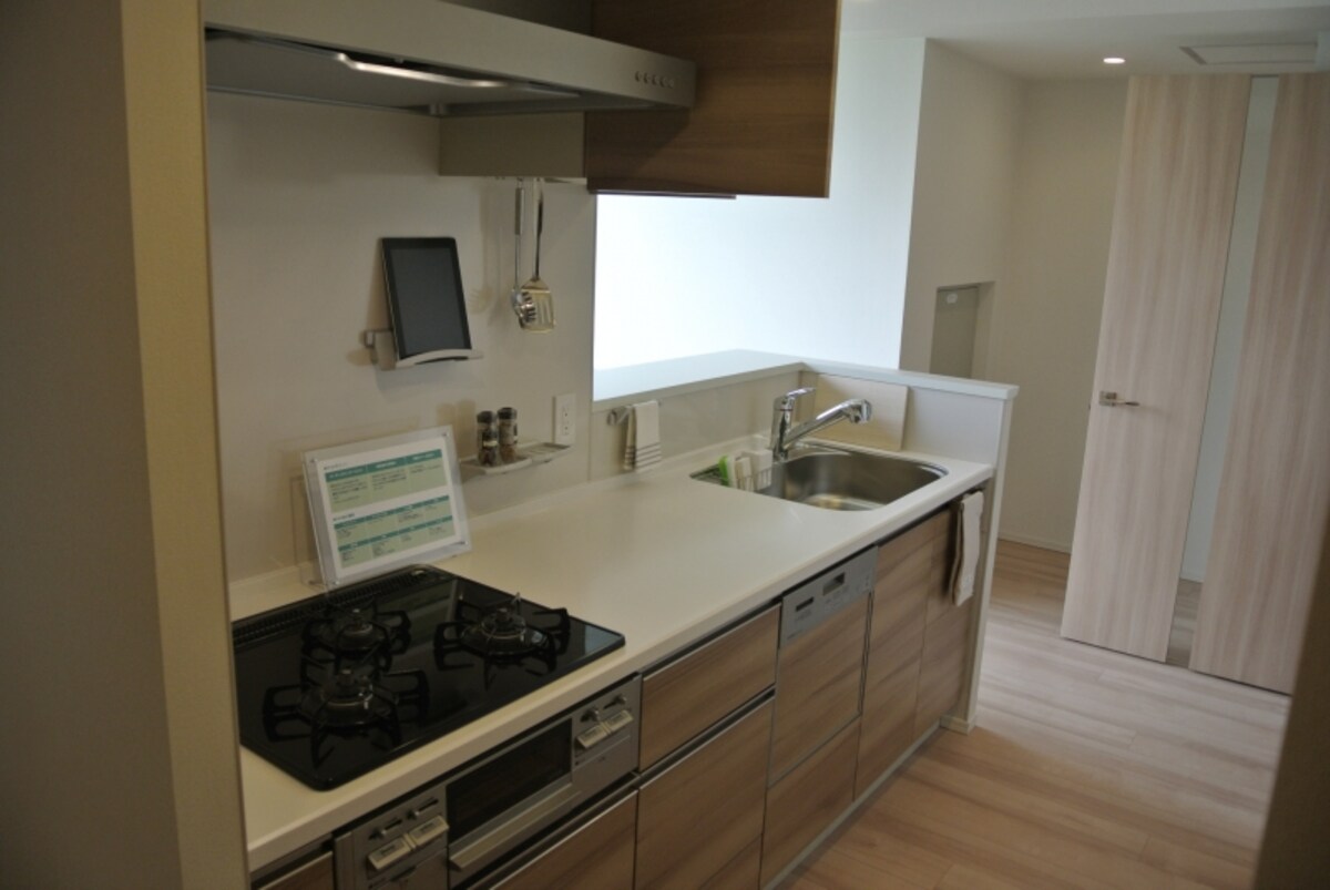 「EYE’S　PLUS　ＫＩＴＣＨＥＮ」