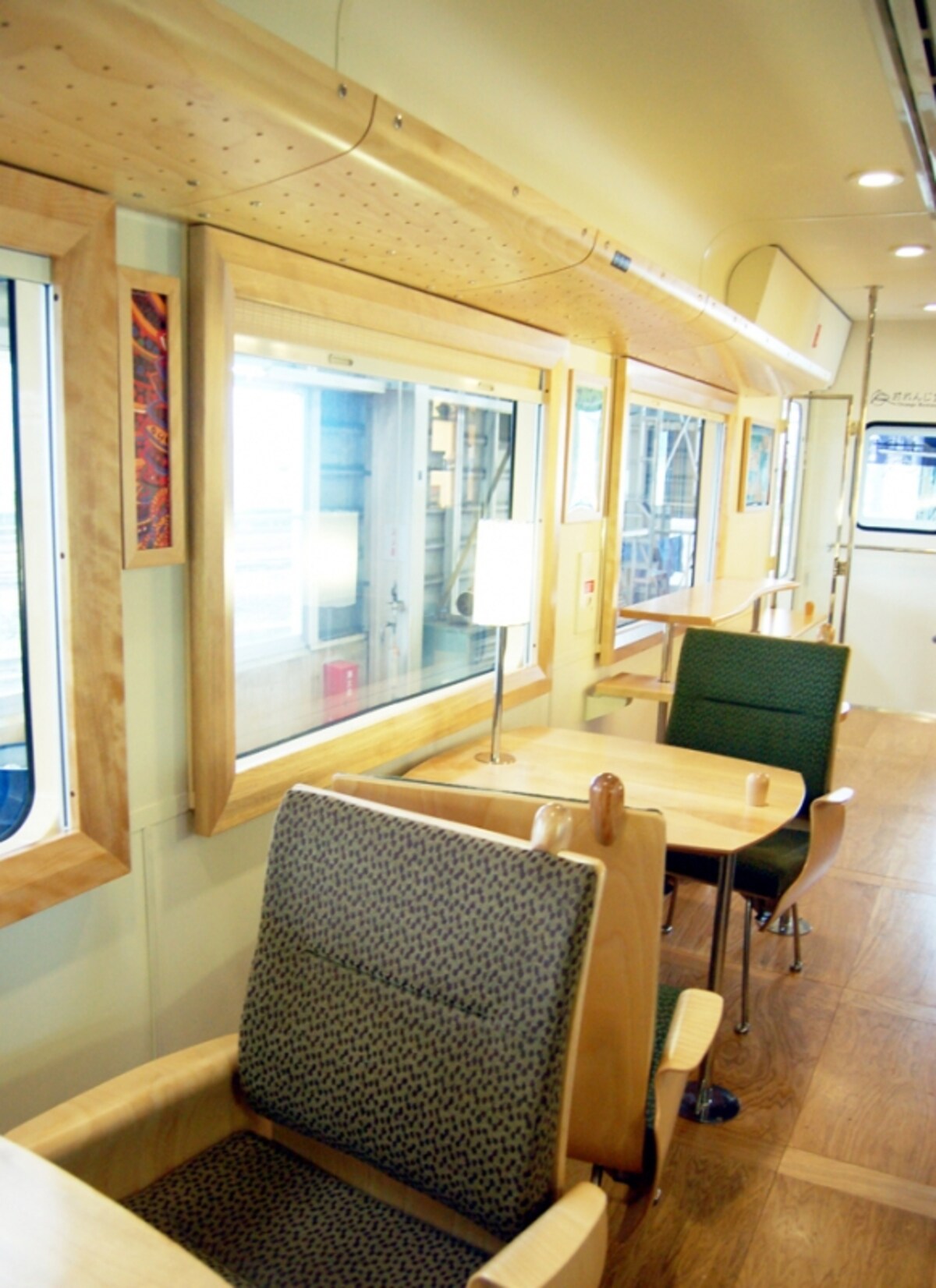 「おれんじ食堂」の車内