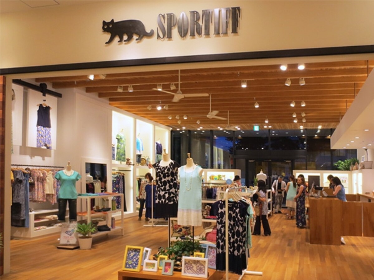 茅ヶ崎に本店を構える、大人カジュアルを提案する高感度ブランド「SPORTIFF（スポーティフ）」。ワンピースやTシャツなどオープン記念アイテムがねらい目！