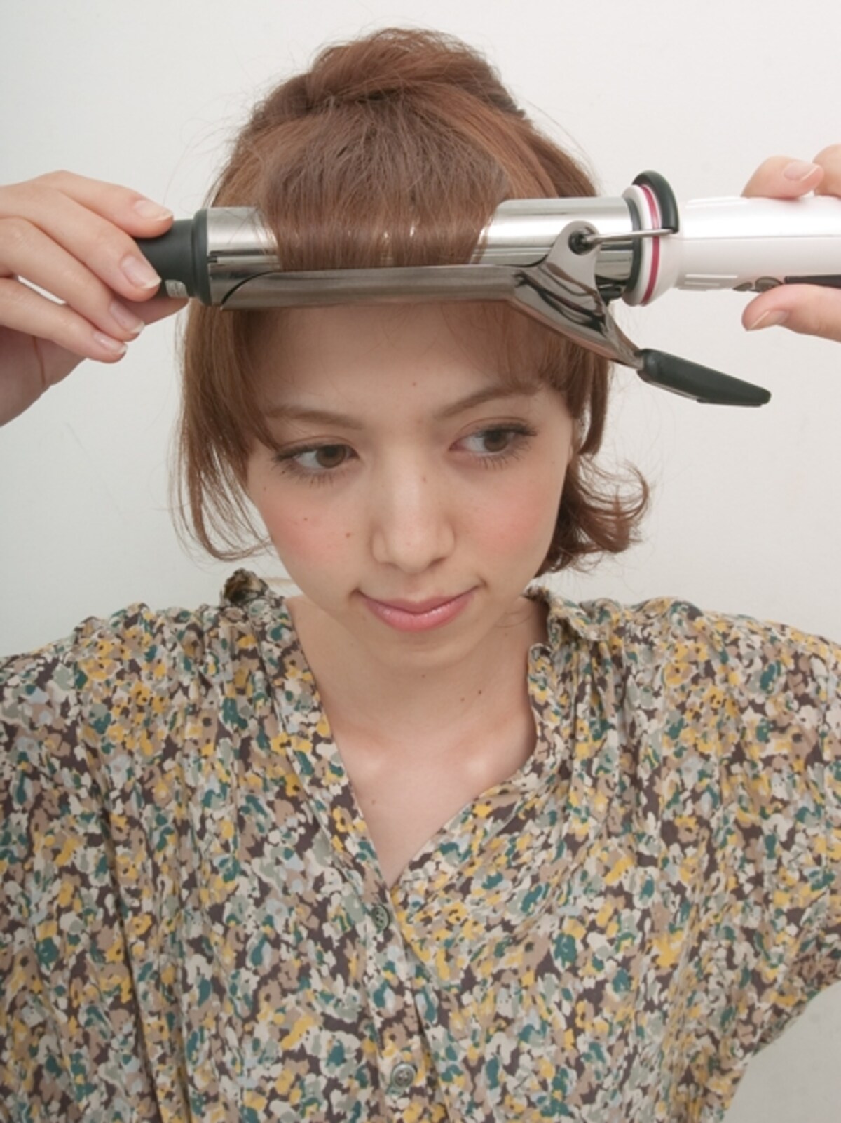 おでこにアイロンが触れないように注意