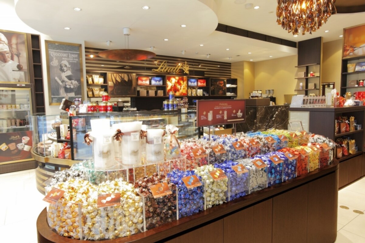 リンツ ショコラ カフェ銀座店　ヨーロピアンスタイルで高級感のある店内