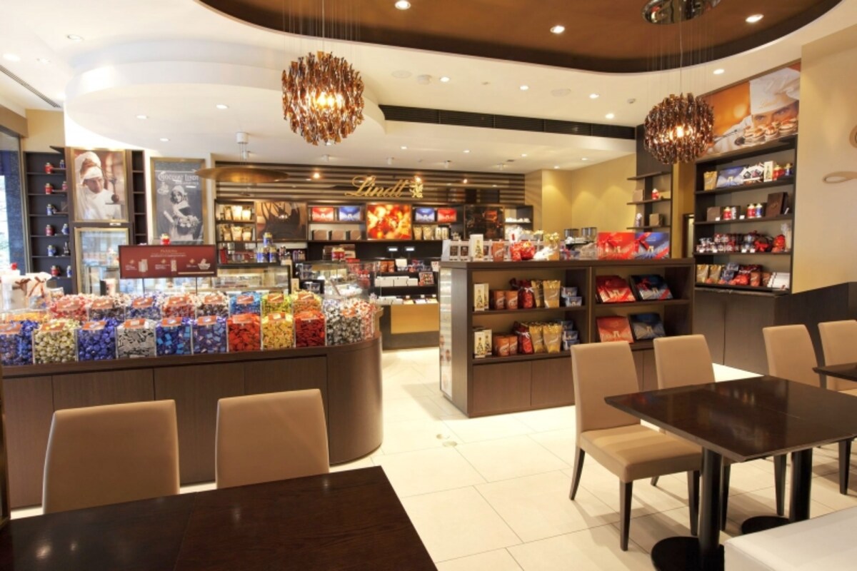 リンツ ショコラ カフェ銀座店　ヨーロピアンスタイルで高級感のある店内