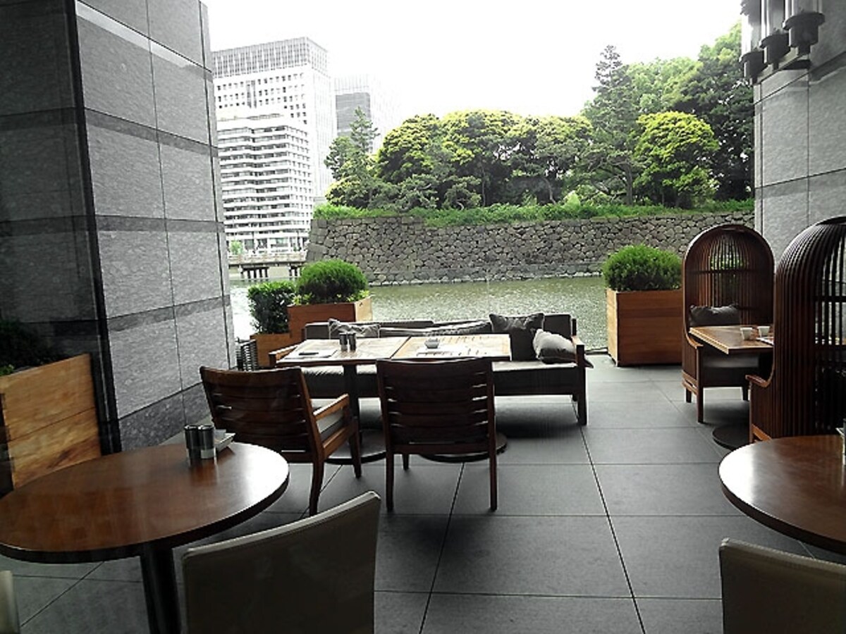 グランド キッチン テラス席と和田倉濠