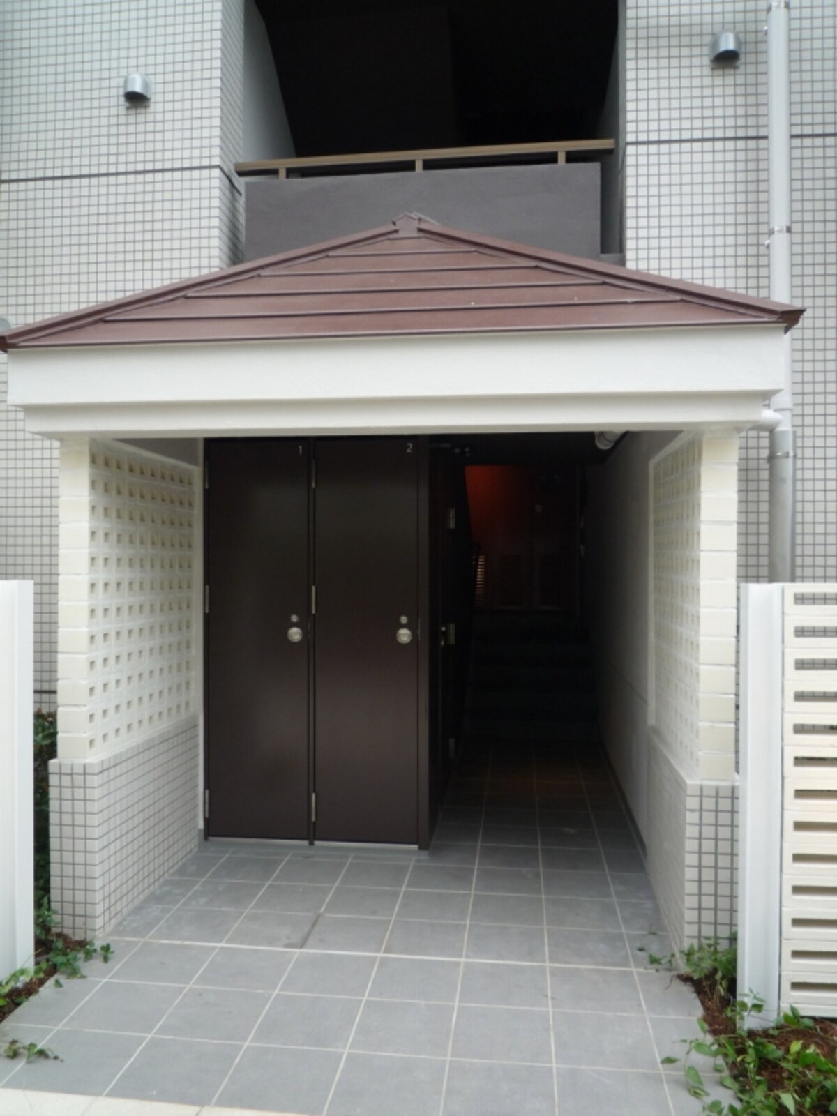建物は4階建てでエレベーターはないが、1階の階段室にトランクルームを設置するなど使い勝手に配慮している