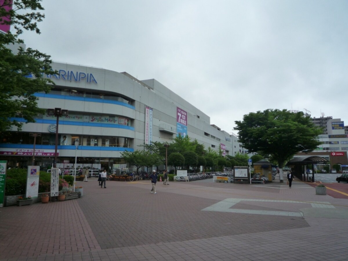 稲毛海岸駅前には大型ショッピングセンターや銀行などがあり、買い物などには便利だ