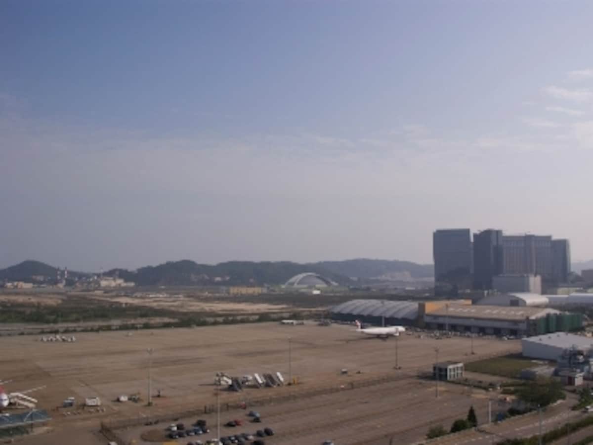 右のビル群がコタイ地区。空港とコタイ地区はすぐ隣りという位置関係