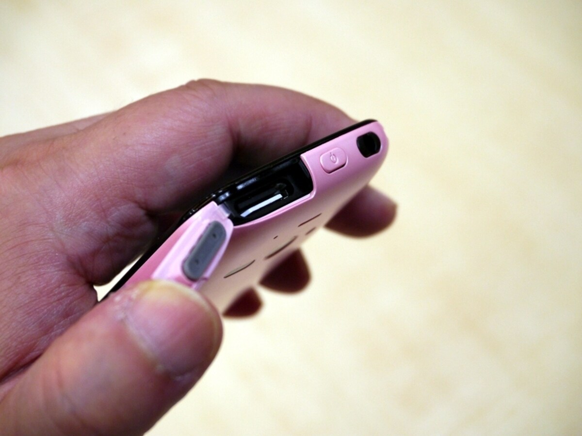 SIMスロット、電源ボタン、ヘッドフォン端子を備える上面