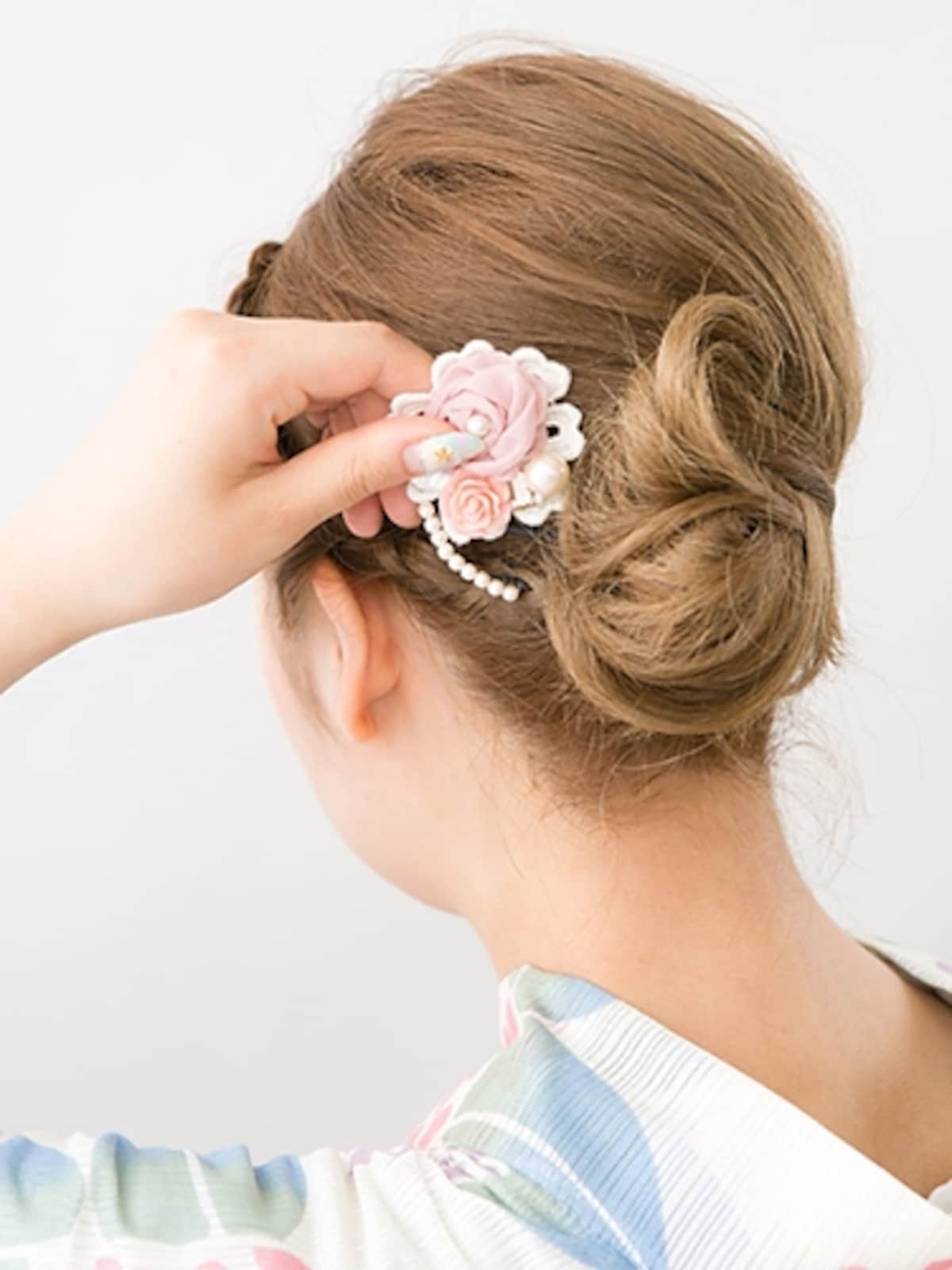 お団子の隣にヘアアクセを飾る