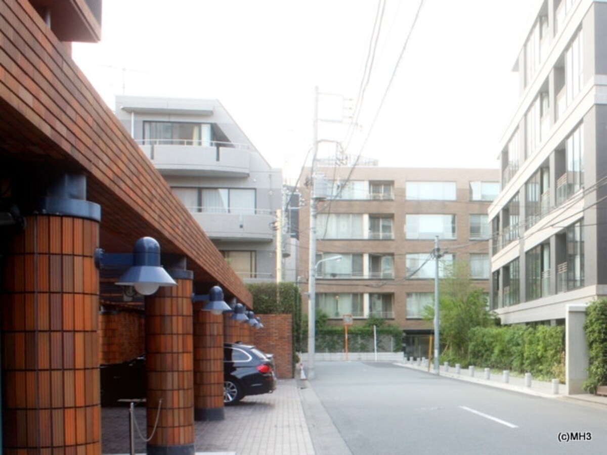 竣工したばかりの「ブランズ目黒花房山」（右）。道路から引きを取り、緑化している点にも注目。正面が「ヒルトップ目黒花房山」、左が「ペアシティ花房山」
