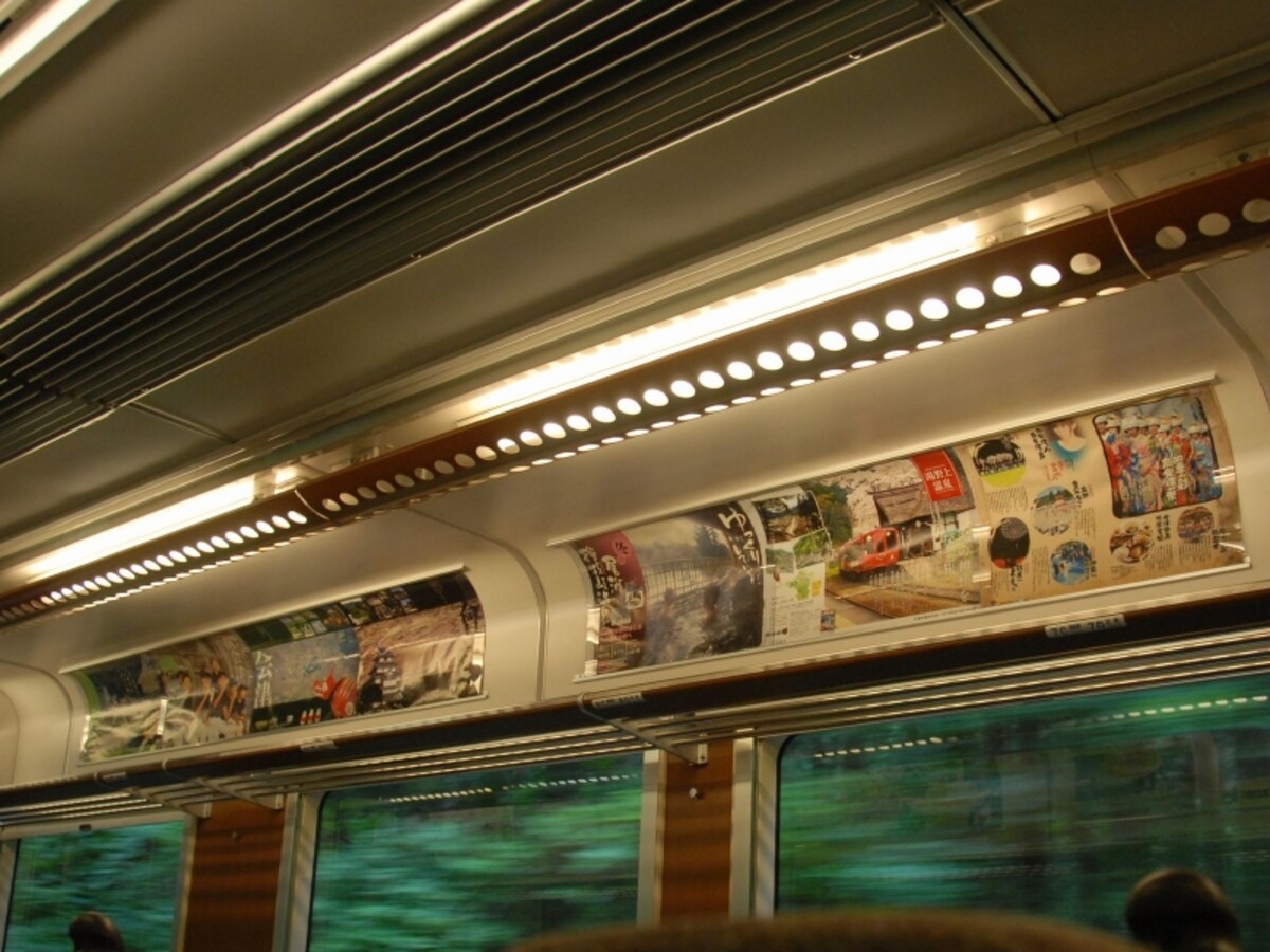 車内には会津観光のポスターが並ぶ