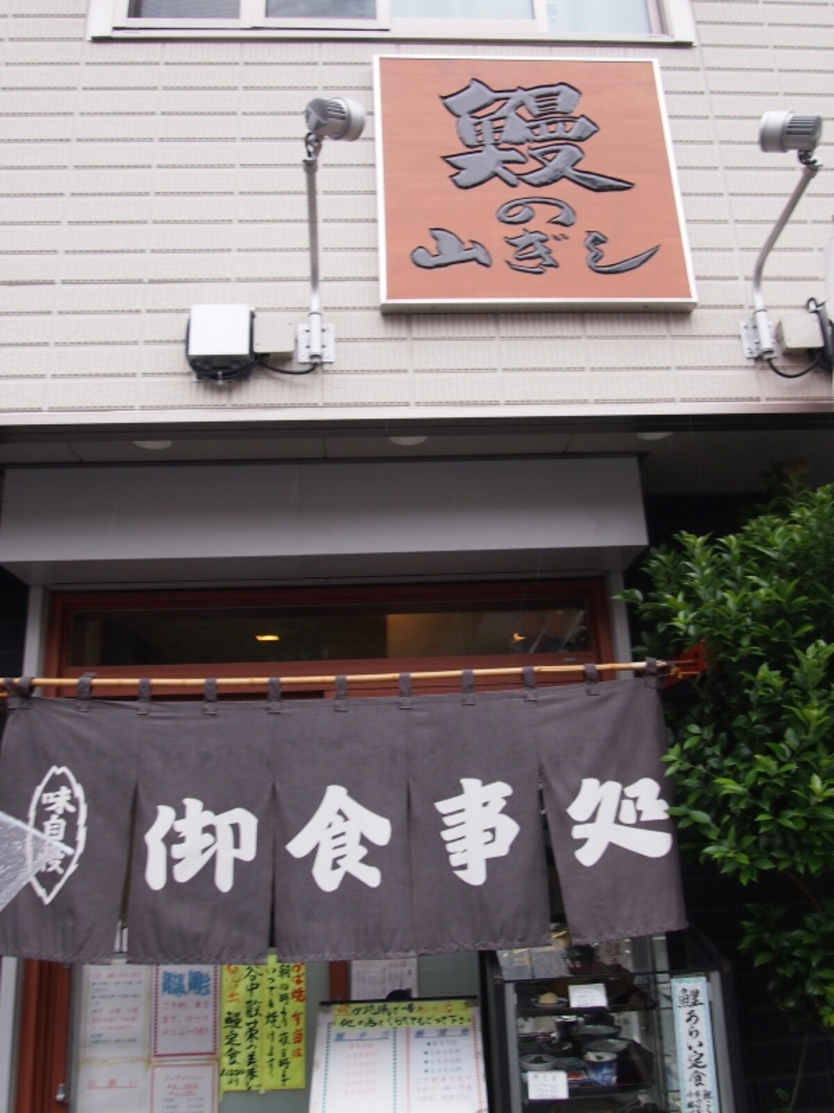 地元のお客さんでいっぱいのお店