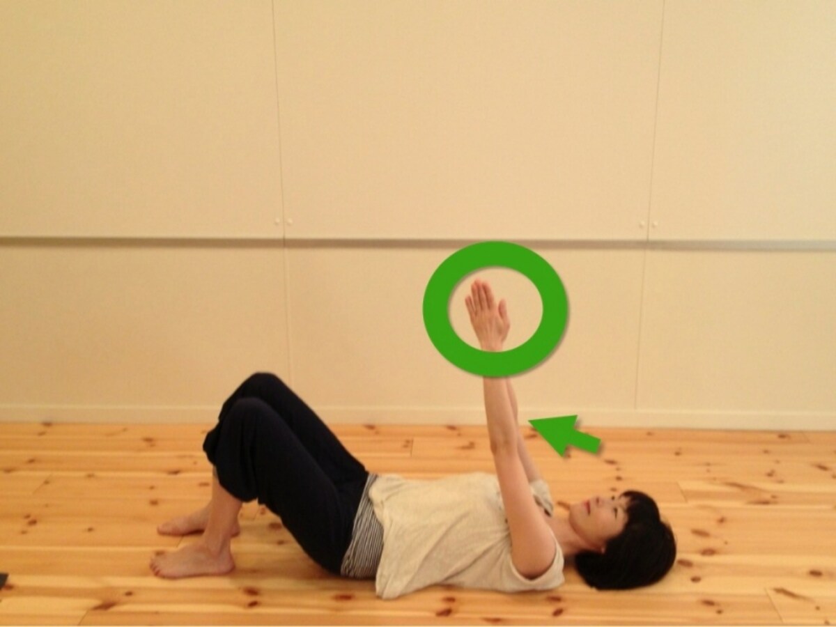 背骨を長くし、呼吸も整えておきましょうく。