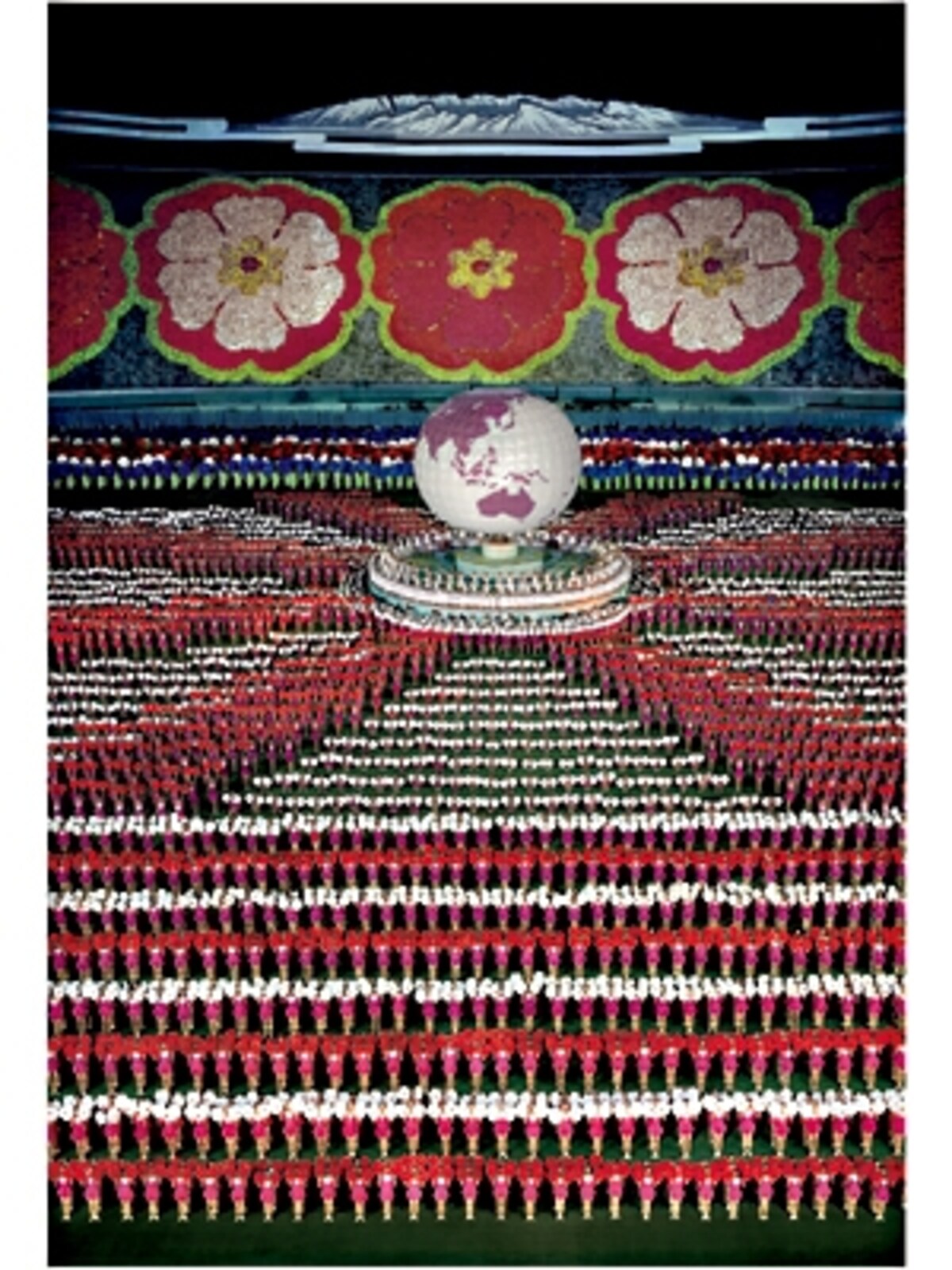アンドレアス・グルスキー「ピョンヤン　［1］」(2007年、C-プリント、307×215・5×6・2センチ)(C)ANDREAS　GURSKY　／　JASPAR，2013　Courtesy　SPRUTH　MAGERS　BERLIN　LONDON