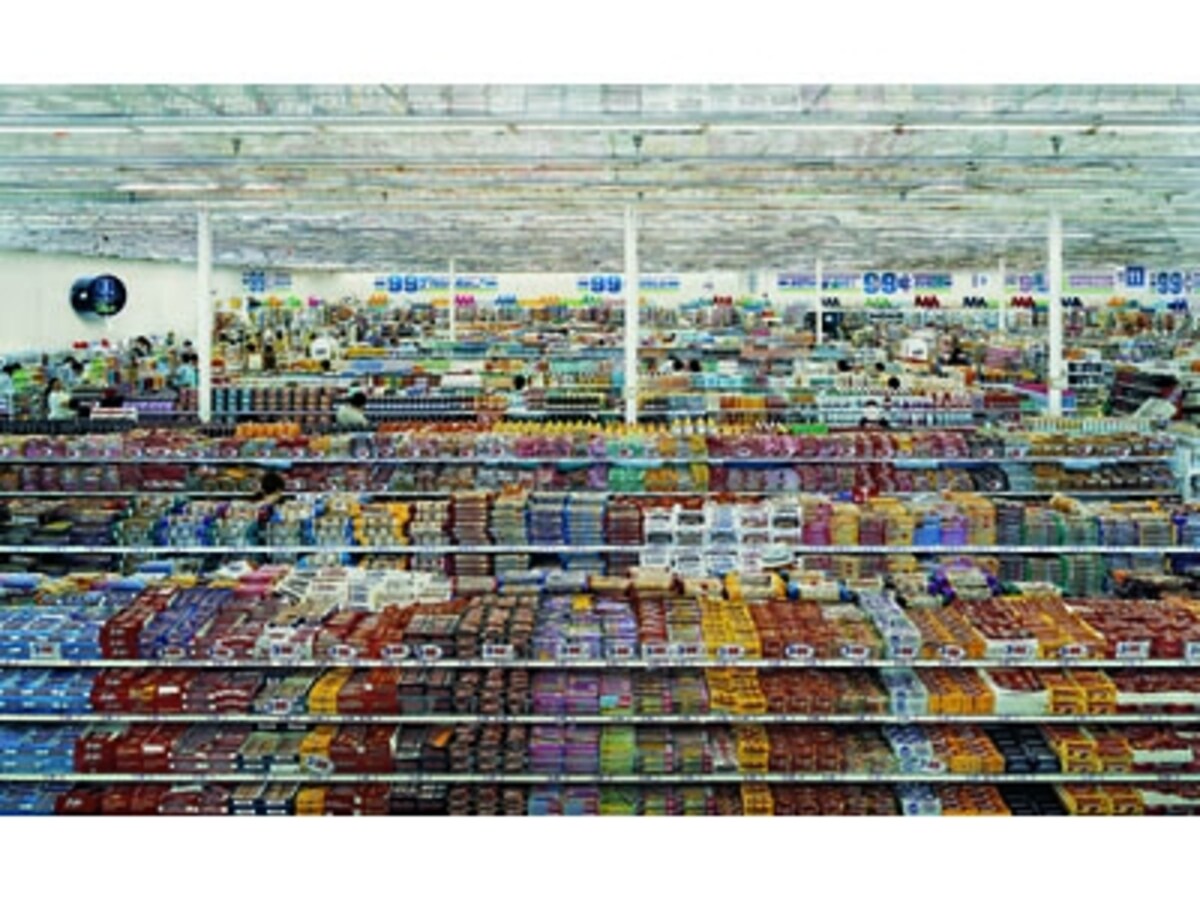 アンドレアス・グルスキー「99セント」（1999年、C－プリント、207×325×6.2センチ）(C)ANDREAS　GURSKY　／　JASPAR，2013　Courtesy　SPRUTH　MAGERS　BERLIN　LONDON