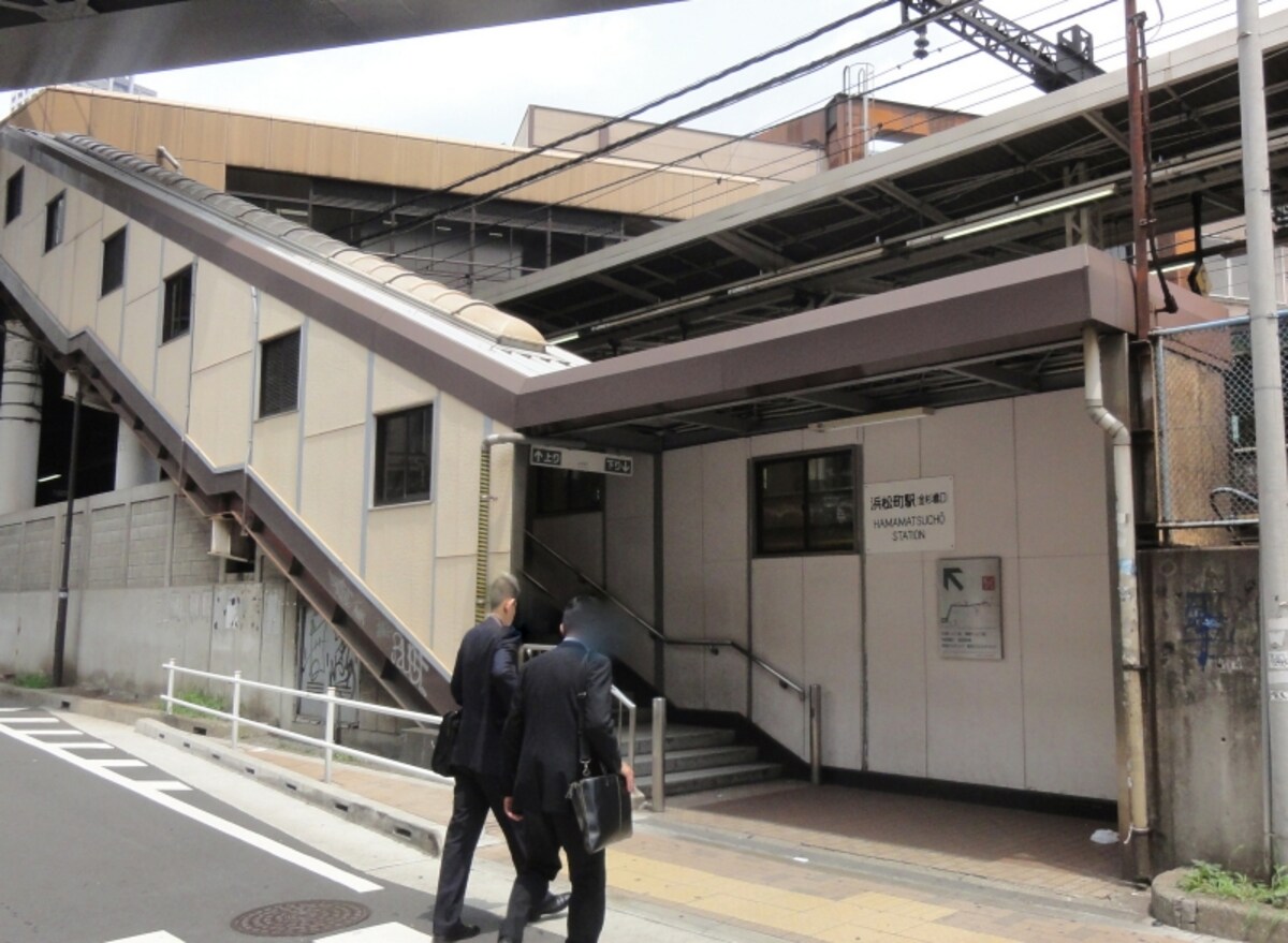 見上げると高架された浜松町駅のホームがある