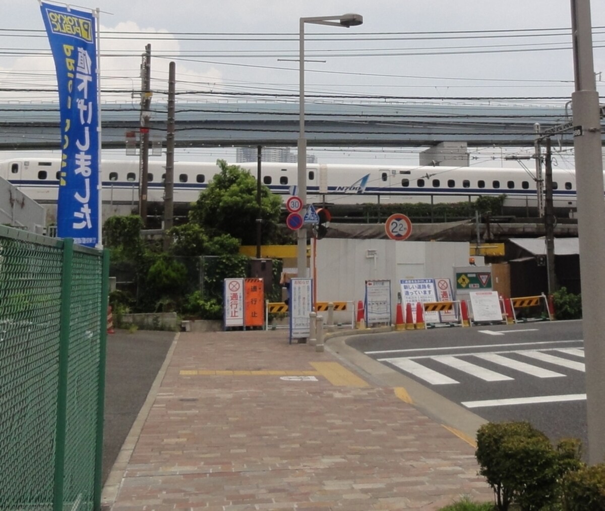 上を走り抜けていくのは新幹線