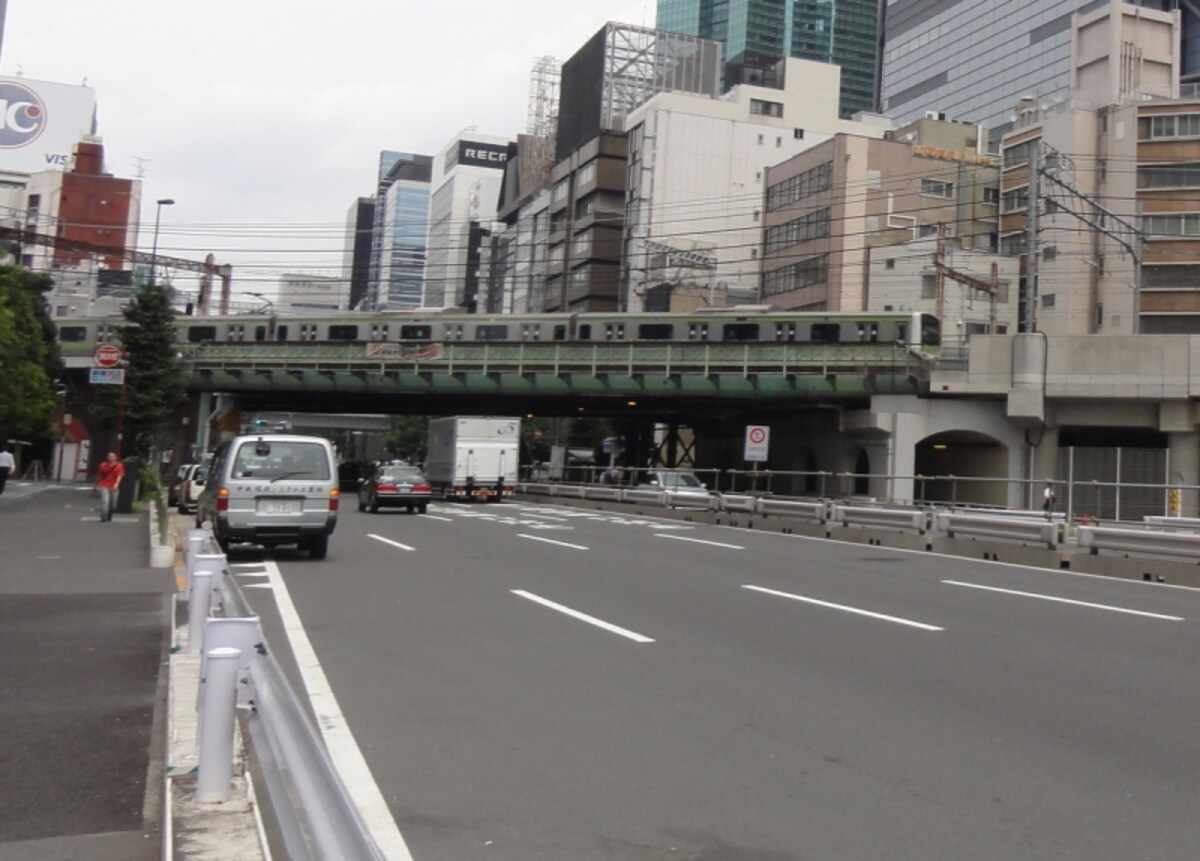 左側が新橋駅になる