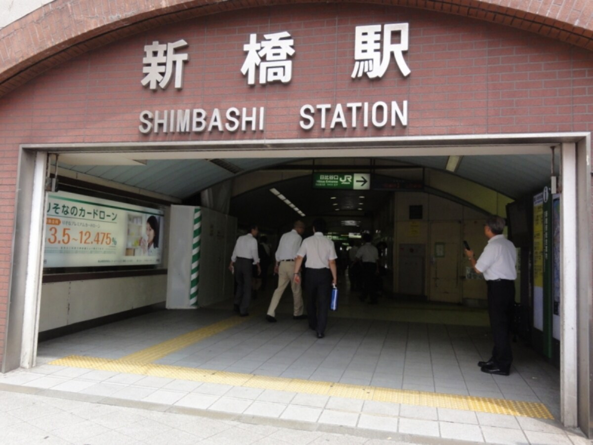 駅の上を山手線が通りすぎる