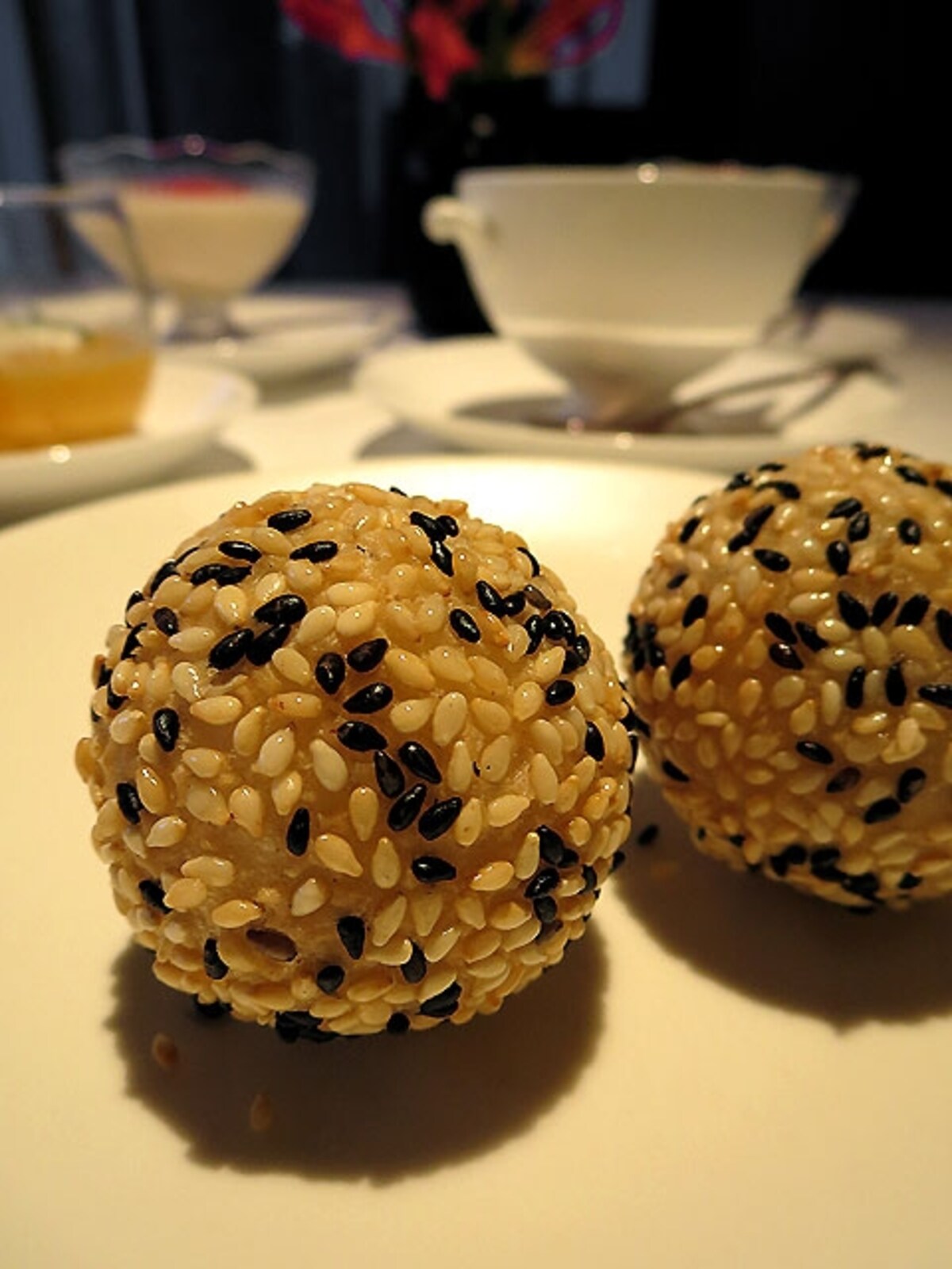 黒ゴマあん入り胡麻団子