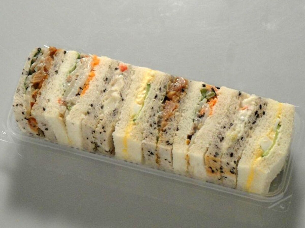 黒ごま根菜サンド　360円