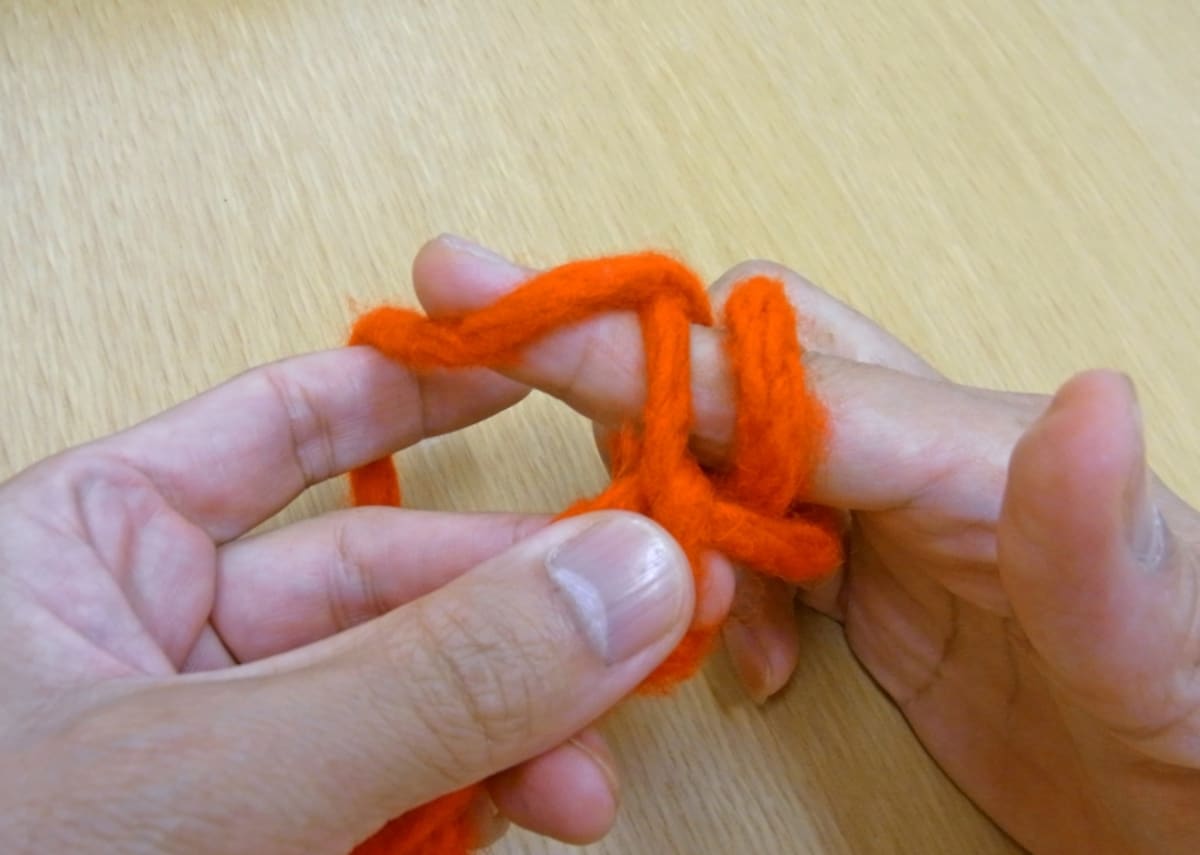 1段目は作り目の1本を拾う