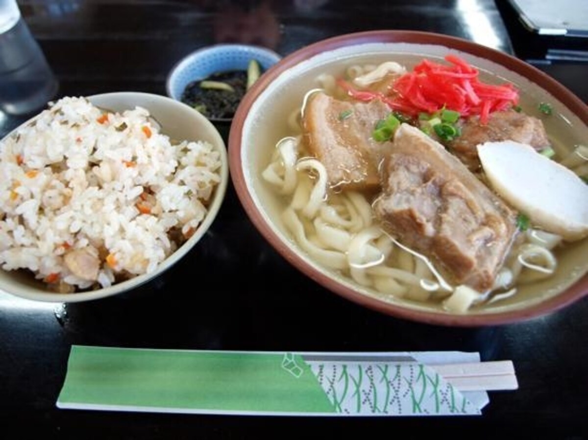 中山そばのジューシーとソーキそばのセット
