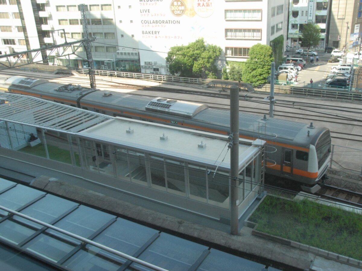 展望デッキを隣のビルから俯瞰