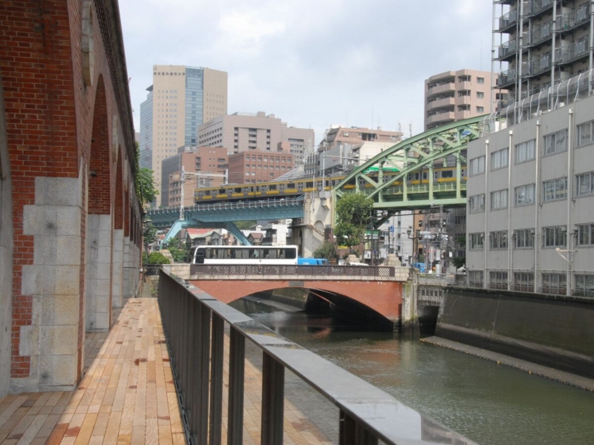 神田川沿いの親水デッキ