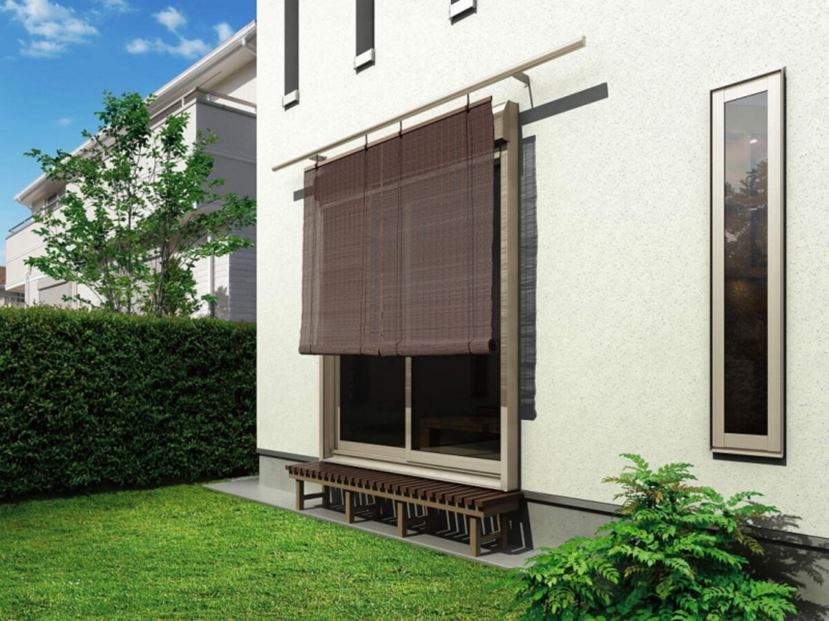 シャッターや樋を気にせず「よしず」や「すだれ」を設置できるシンプルな設置用バー。つる植物を這わせてグリーンカーテンを作ることも。[グリーンバー　すだれバー]