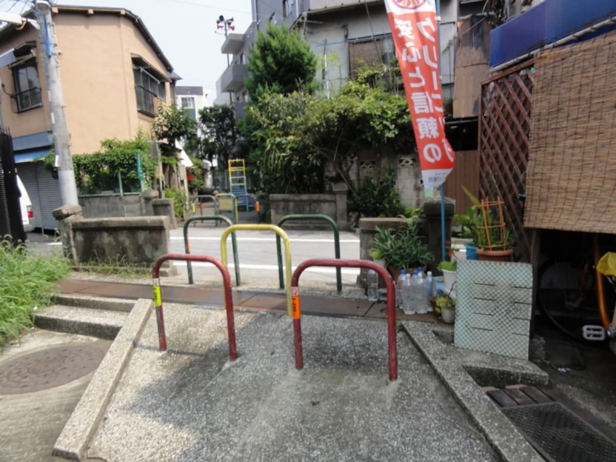 橋の跡には「昭和七年」「柳橋」などがかろうじてわかる。