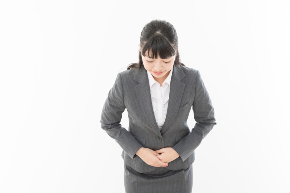 女性はお辞儀のときに手を前に重ねる