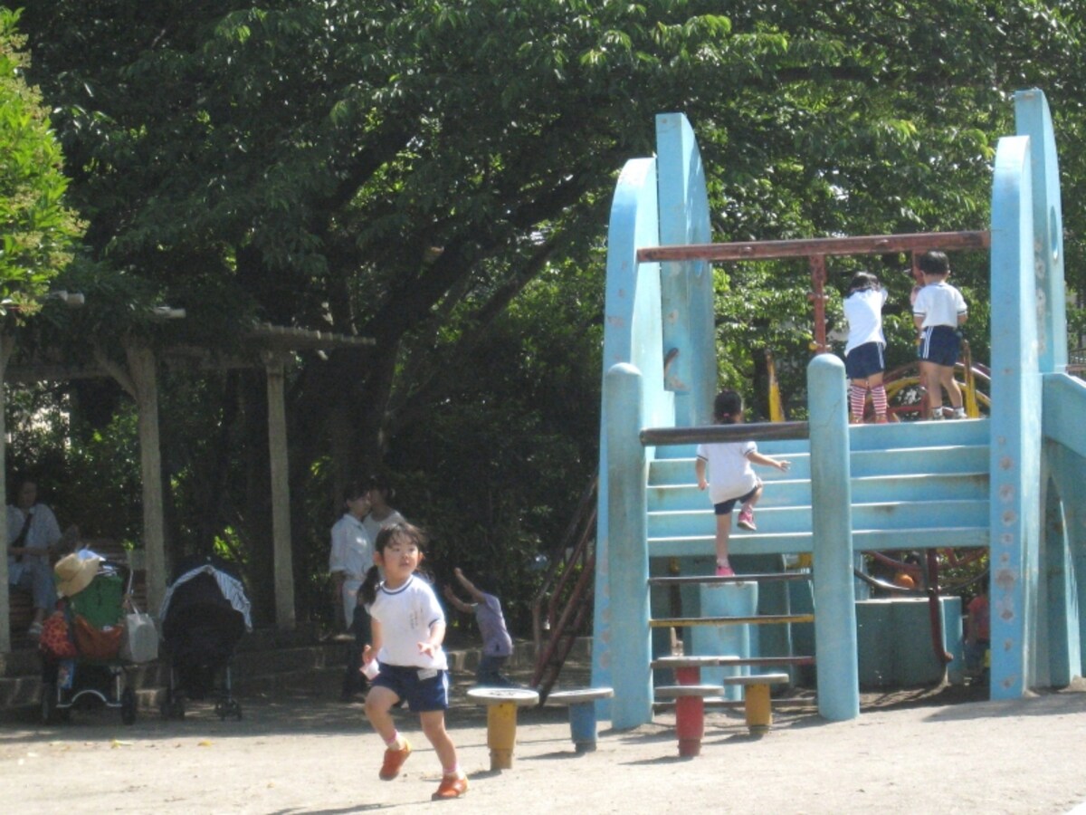 公園で遊ぶ子ども達