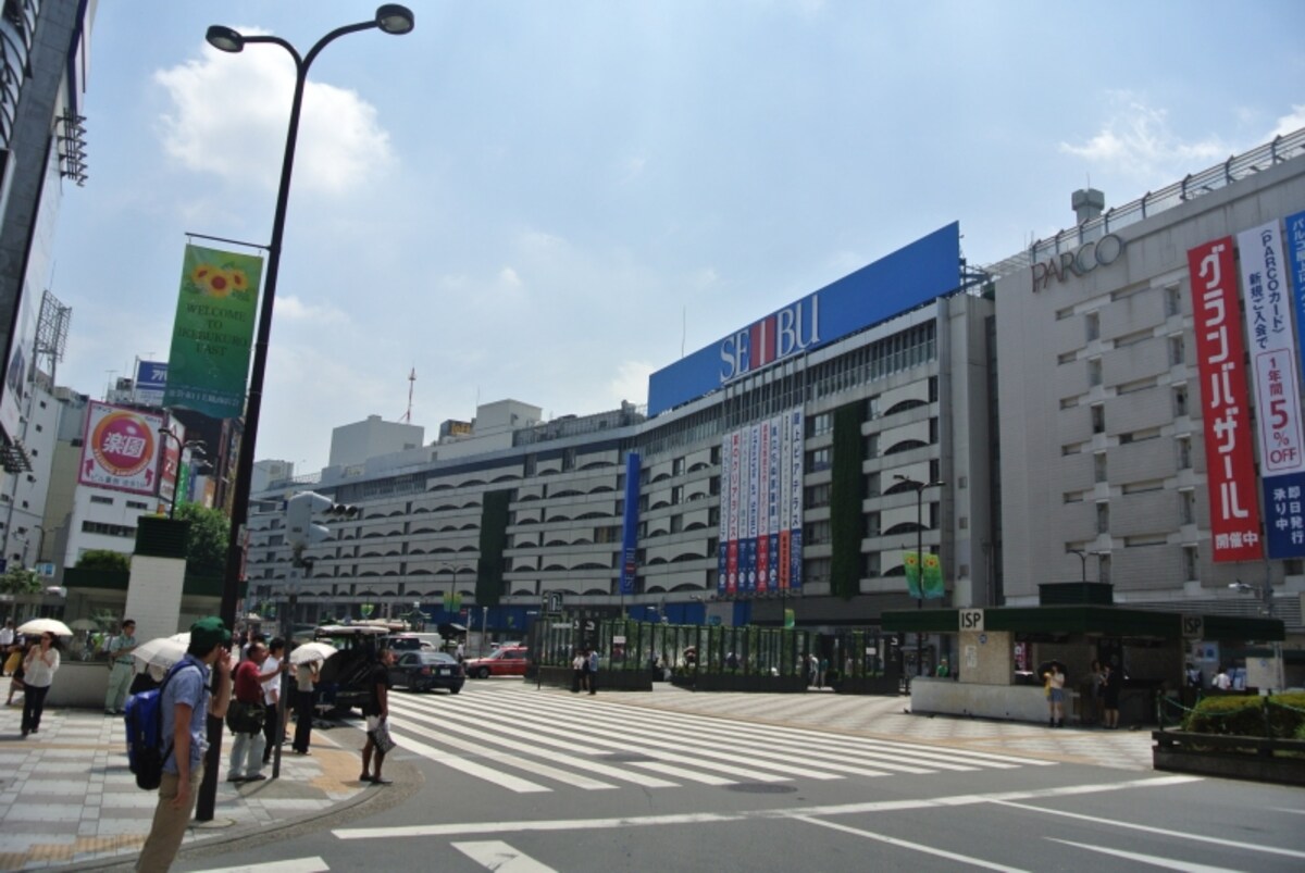 池袋東口駅前