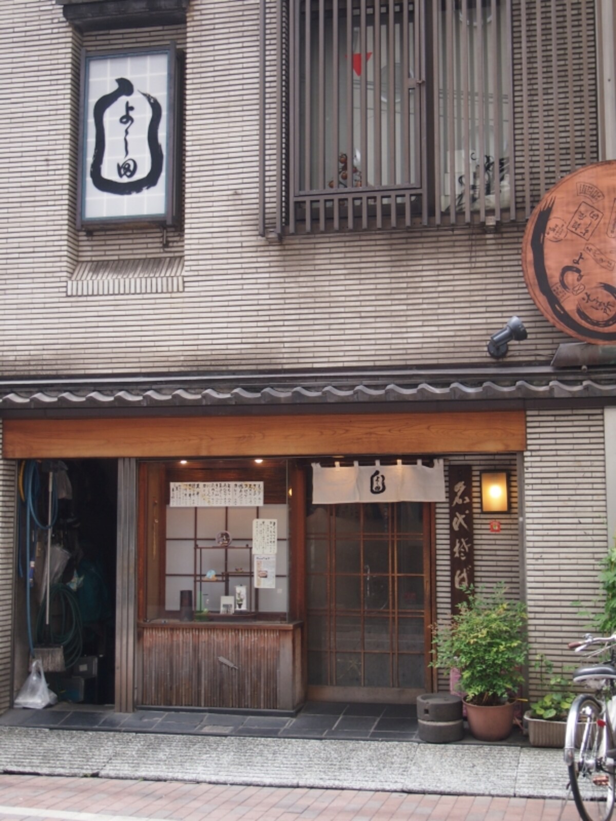 入口もなかなか趣がある