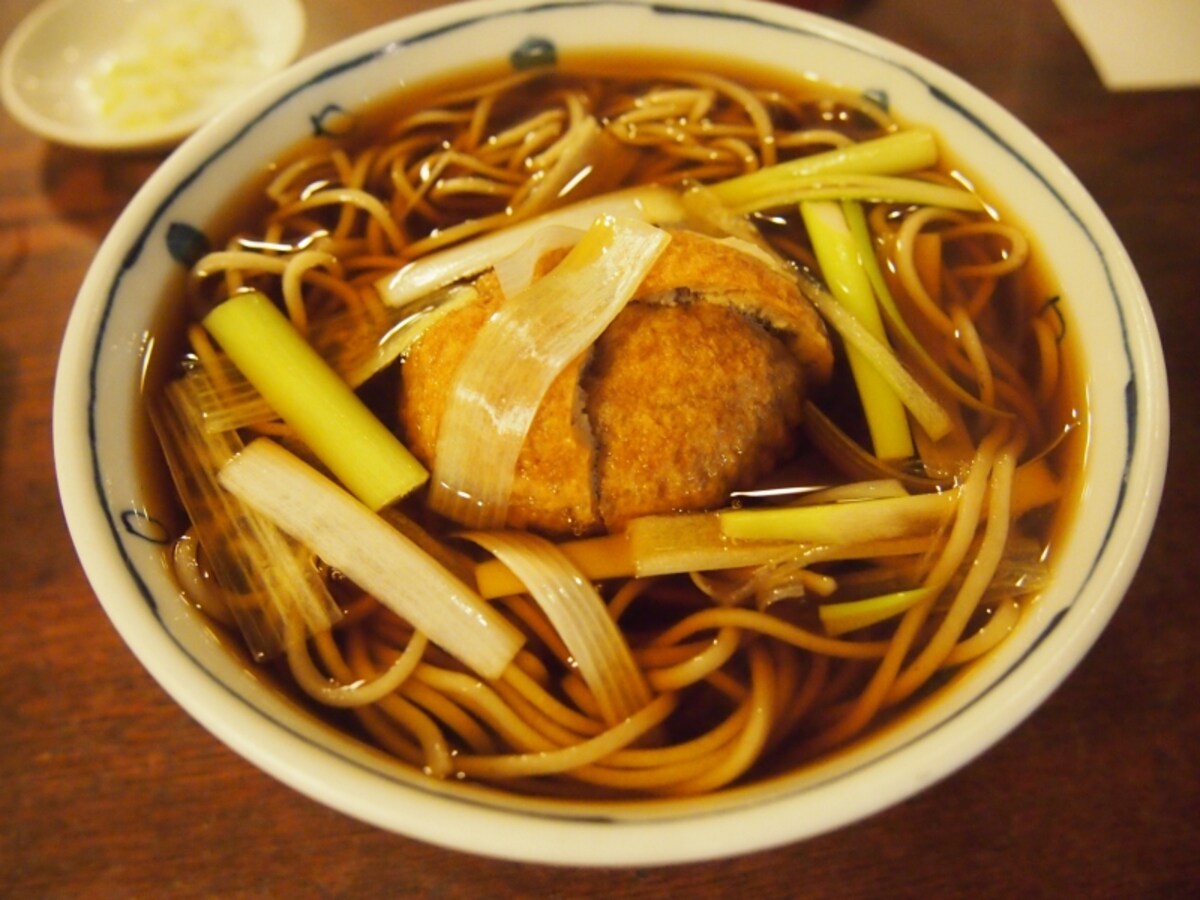 上にのっているのはポテトコロッケではなく、鶏しんじょ