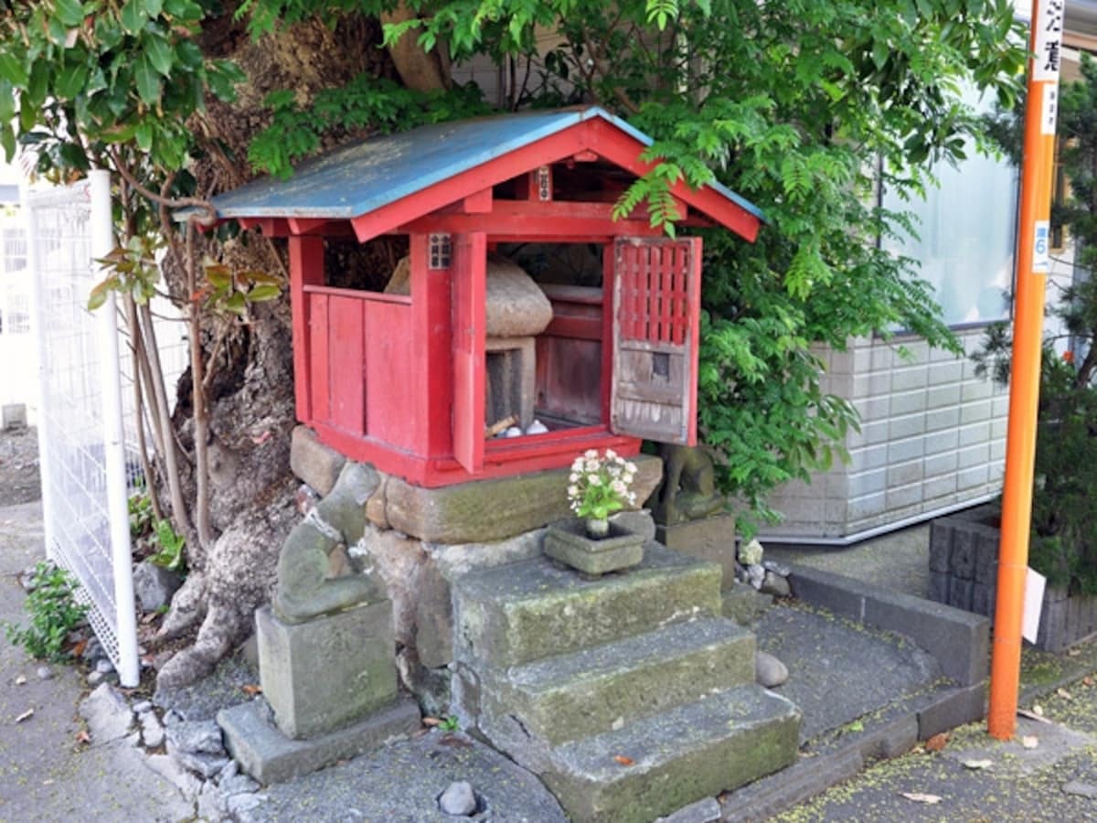 敷地内の祠